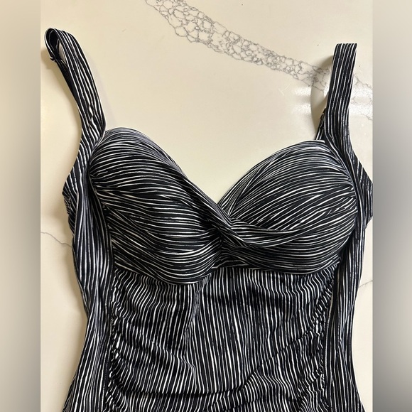 La Blanca Ripple Waves Sweetheart One Piece Swimsuit Black White Stripes 14 - Picture 9 of 13